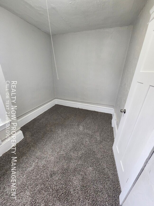 Photo - 8918 Folsom Ave Unidad Uppr REAR