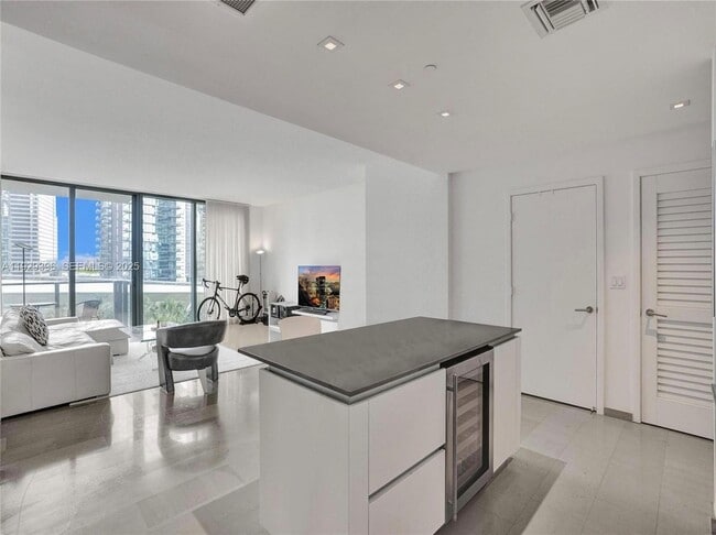 Photo - 88 SW 7th St Unidad 907