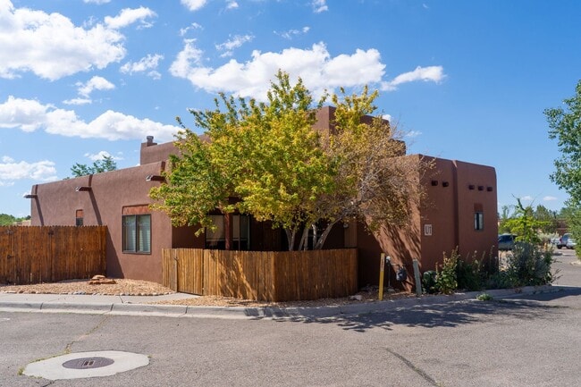 Building Photo - Tierra de Zia 3 bedroom, 2 bath Condo in newer section