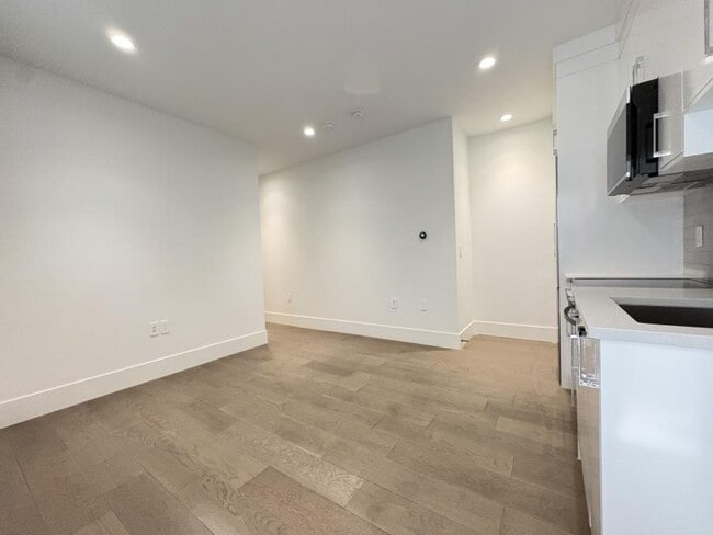 Photo - 2 bedroom in Burnaby BC V5A 1K6