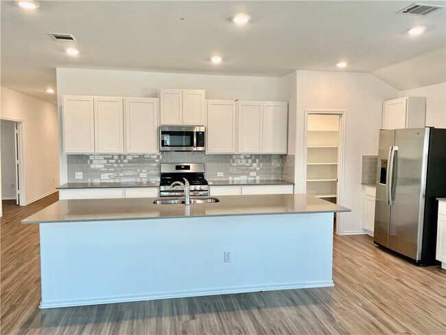 Photo - 1721 Devine Lake Bnd