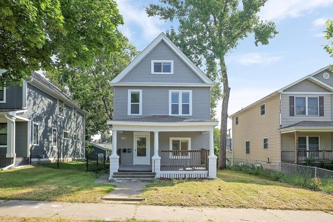 Building Photo - 2124 Fremont Ave N Unit 2