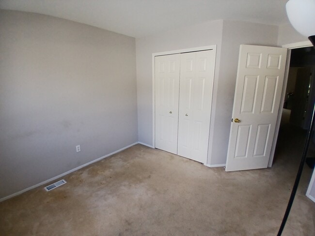 257 Stonegate W Unidad 1st Room for Rent