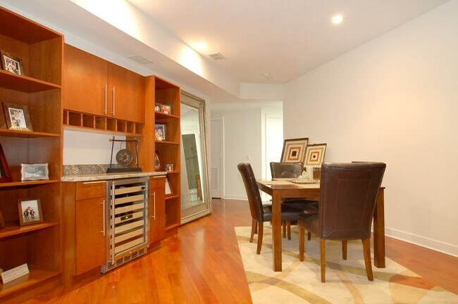 Photo - 914 W Hubbard St