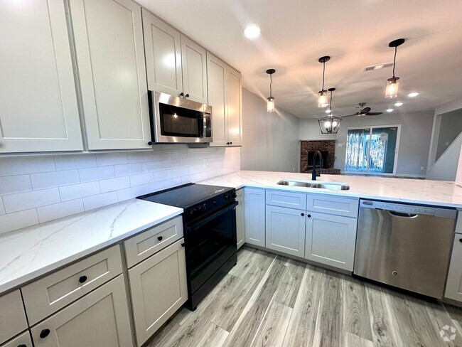 Building Photo - Beautifully Renovated 2B/2.5B Townhome wit...