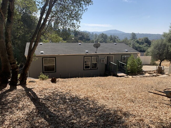Building Photo - Enjoy country living with views in this 3-bedroom, 2-bath home.