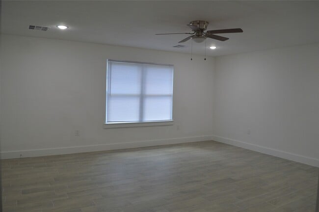 Photo - 214 Basswood Dr