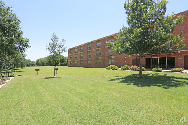 Courtyard - Wendover Apartments