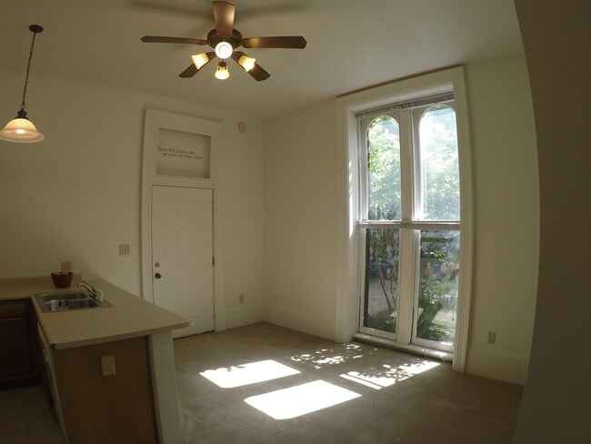 220 S 6th St (Maison de Ville)