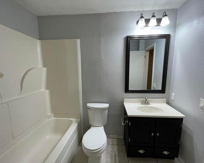 Available Now 3 bedroom 2 bathroom! - Available Now 3 bedroom 2 bathroom!