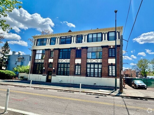 Building Photo - Charming Historic Condo in the Heart of Up... Unit 304