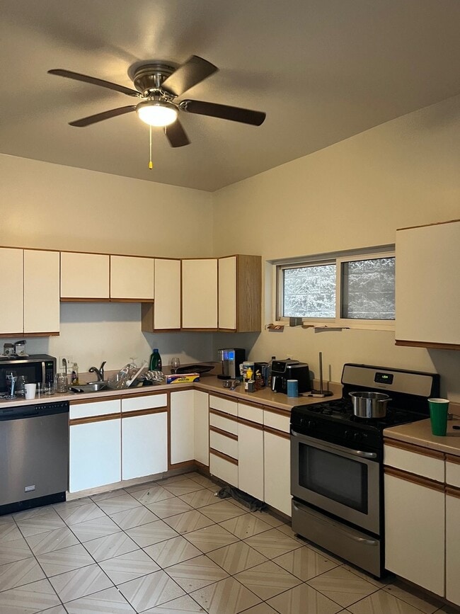 Photo - 3242 N Sheffield Ave Apartment Unit 2