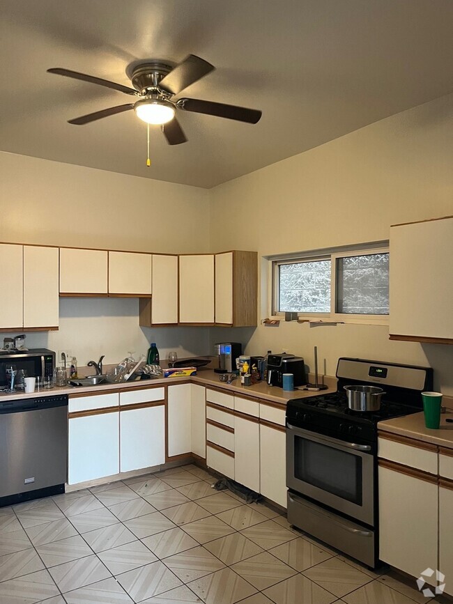 Building Photo - 3242 N Sheffield Ave Unit 2 Rental