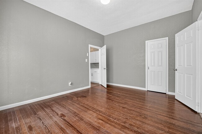 Photo - 3010 Garrow St