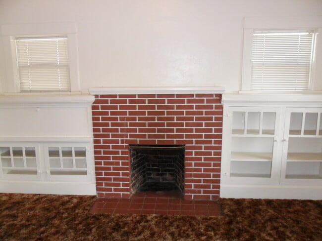 1133 E Elm St