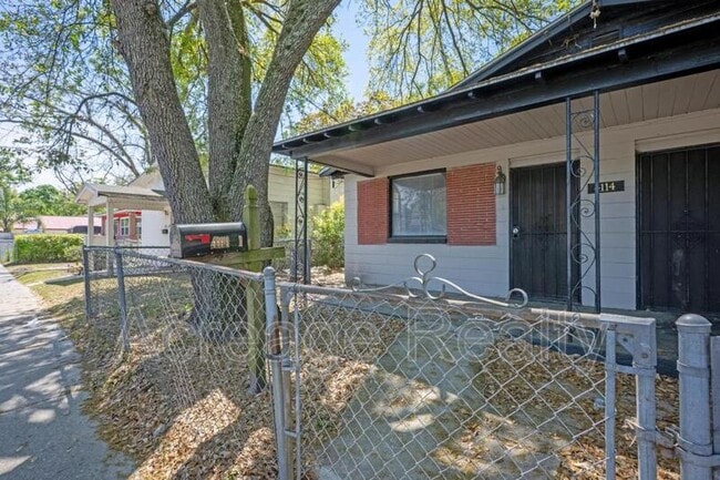 4114 Moncrief Rd