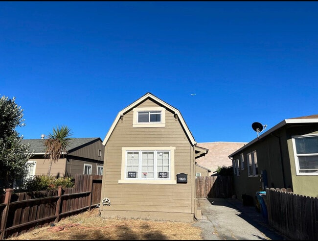 Building Photo - 372 6th Ave Unit A Rental