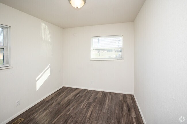 3BR, 1BA - 837SF - Bedroom