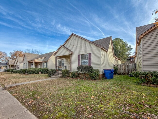 Building Photo - 1021 S 25th St