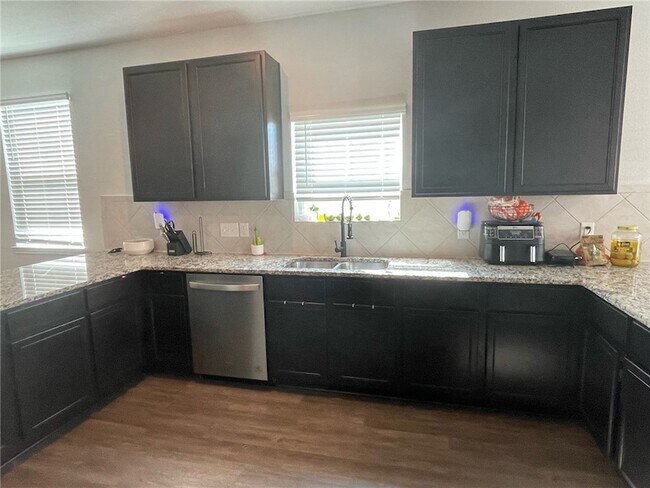 Photo - 985 Marquis Dr