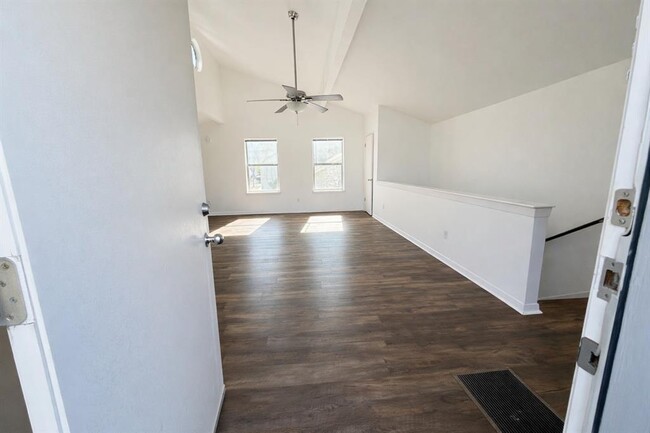 Photo - 212 Lessin Ln