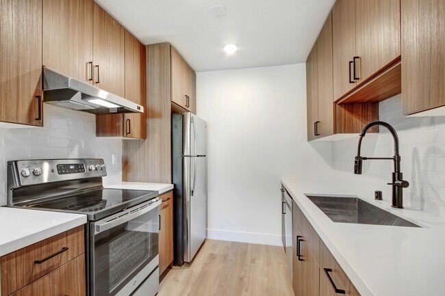Photo - 930 N Martel