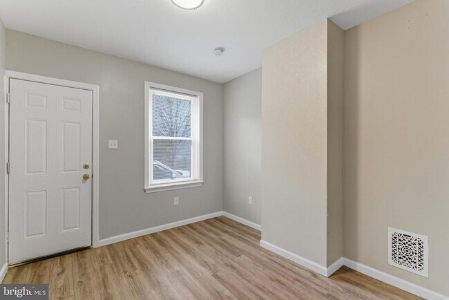 Photo - 2528 Collins St