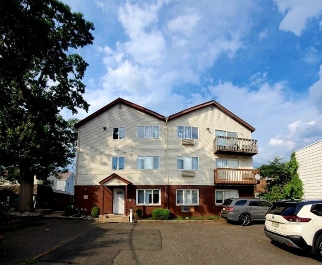 Building Photo - 74-78 Hammond Ave Unit 3A