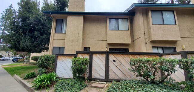 Photo - 570 Peach St