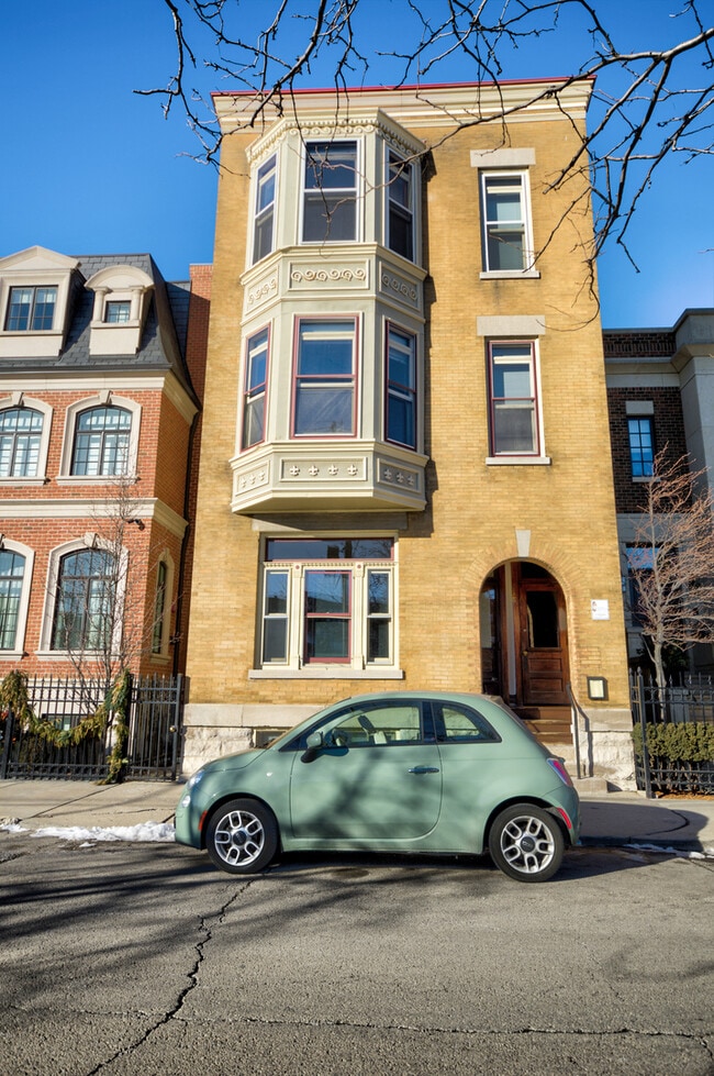 Building Photo - 638 W Drummond Pl Unit 1F Rental