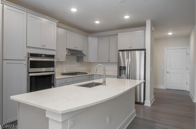 Photo - 2 Vanderbilt Blvd