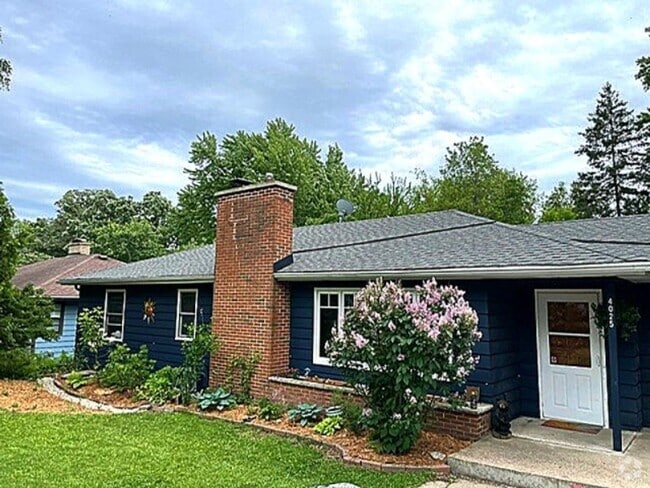 Building Photo - Rare Find! Spacious 1 Bed Apartment – Priv...