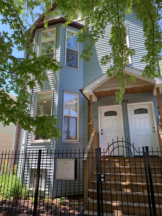 Building Photo - 1662 N Mozart St Unit 3
