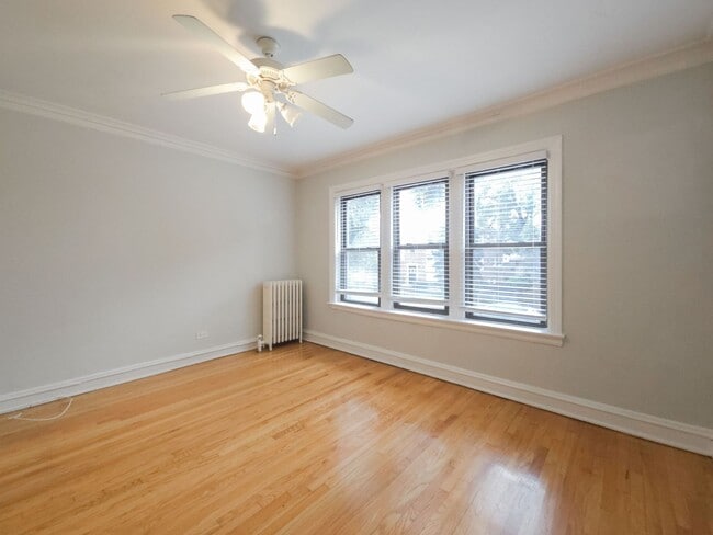 Building Photo - 2342 W School St Unit 1F