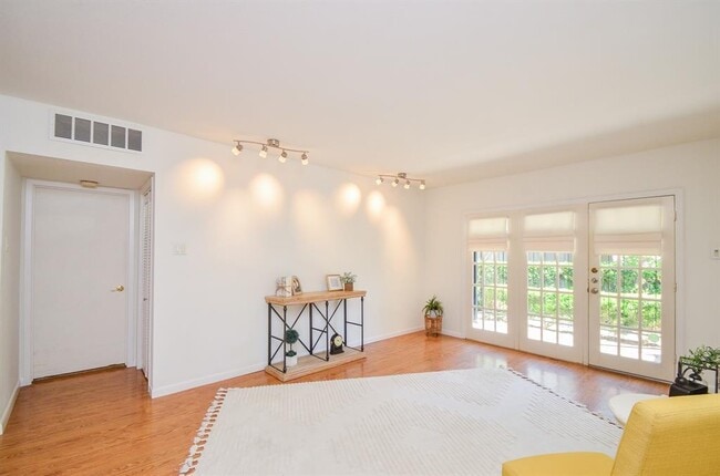 Building Photo - 2238 S Piney Point Rd Unit 108 Rental