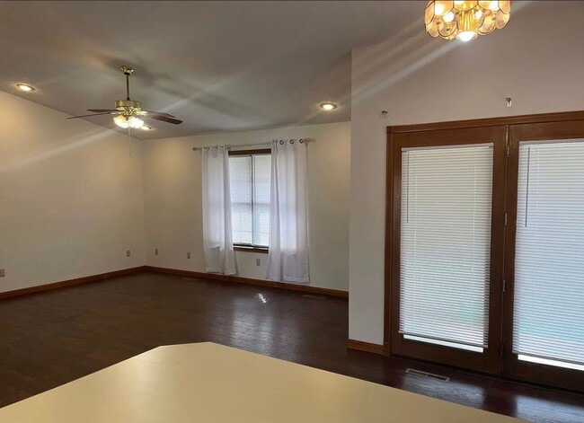 Photo - 285 N George Ave