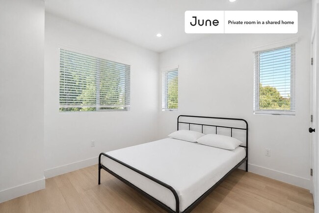 Building Photo - Room in Shared 4 bed/3 bath home in Hollywood