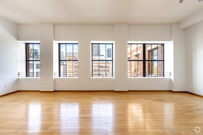 1BR, 1BA - 945SF - LIVING ROOM