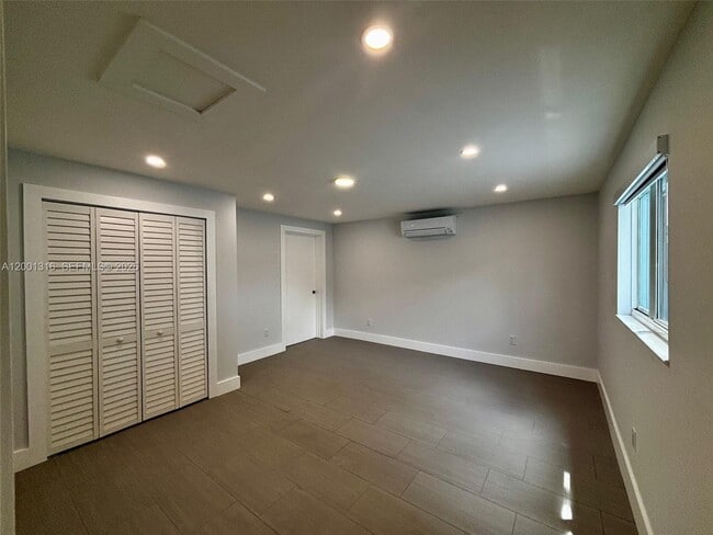 Building Photo - 130 W 57th St Unit SIDE