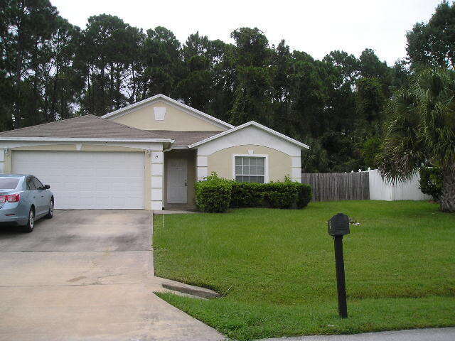 Building Photo - CENTRALLY LOCATED!