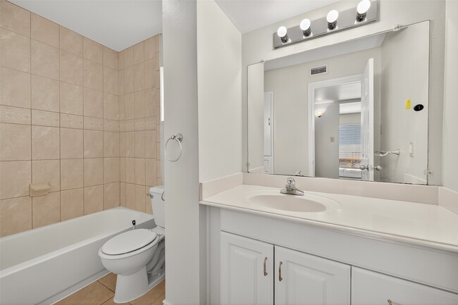 Building Photo - 2020 Huldy St Unit 10