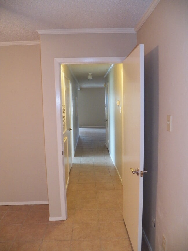 Bright & Cozy 2 bedroom downstairs corner unit with all tile flooring - 400 W South Town Dr