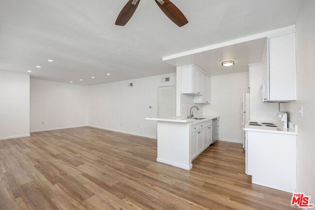 Photo - 12801 Moorpark St Unit 313