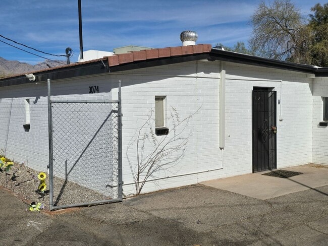 Building Photo - Move In Special!! - Beautifully Renovated ... Rental