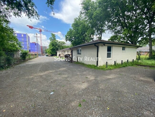 Building Photo - 1905 Hermosa St Unit B