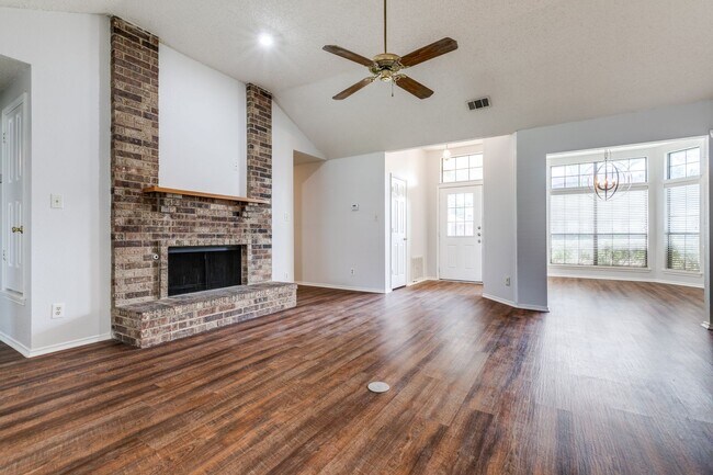 Photo - Lovely 3 Bedroom, 2 Bathroom Home in Mesqu...