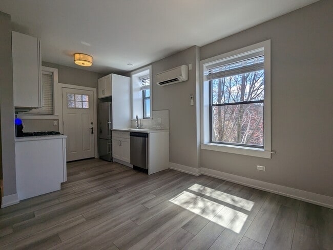 Building Photo - 3937 N Janssen Ave Unit 3