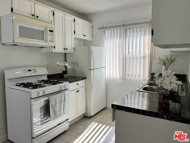 Building Photo - 1330 S Wilton Pl Unit 9