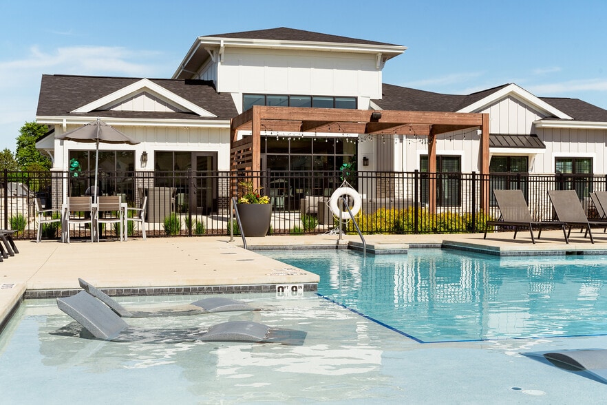 Seasons at Franklin Pool & Clubhouse