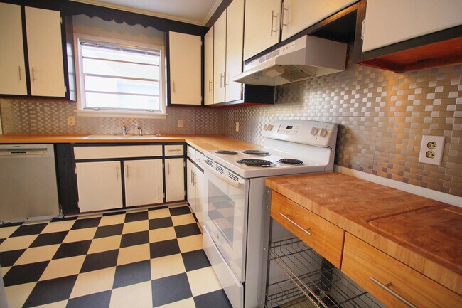 Beautiful 3 Bedroom 1.5 Bath Home Availabl... - Beautiful 3 Bedroom 1.5 Bath Home Availabl...